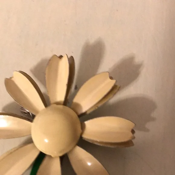 Vintage flower brooch, light yellow with green stem - Picture 4 of 7